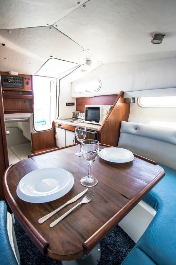 Cozy Boat To Unwind By The Ocean Hotel ปูแอร์โตกาเลโร ภายนอก รูปภาพ